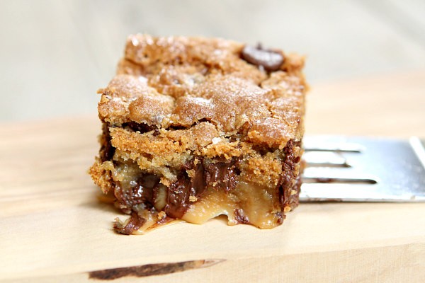 Gooey salted caramel chocolate chip cookie bars