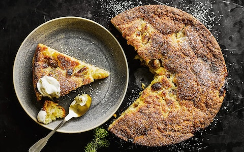 Gooseberry kuchen with elderflower cream