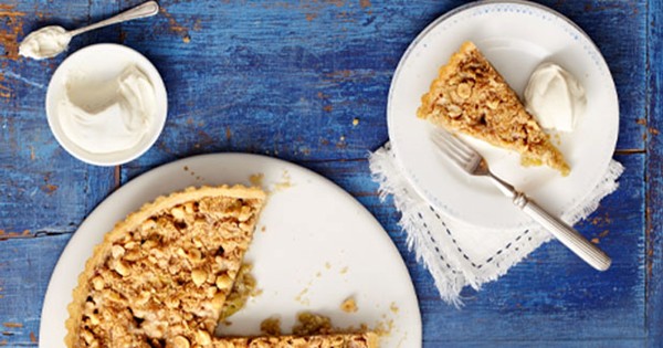 Gooseberry streusel tart with elderflower cream
