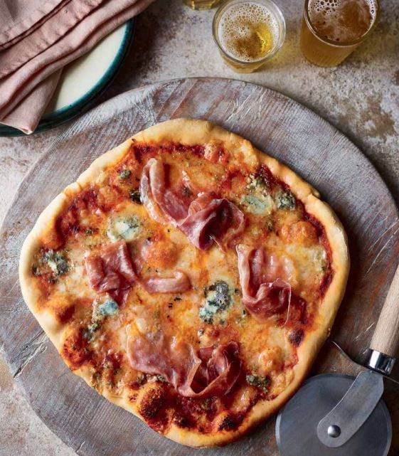Gorgonzola and Parma ham pizza (Pizza Gorgonzola e prosciutto crudo)