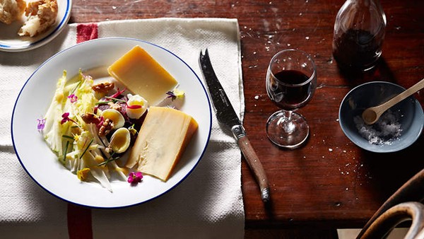 Gourmet cheese salad (Salade gourmande au fromage)