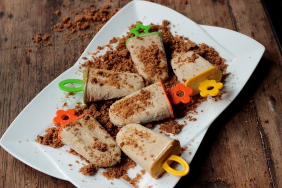Graham cracker cinnamon paletas