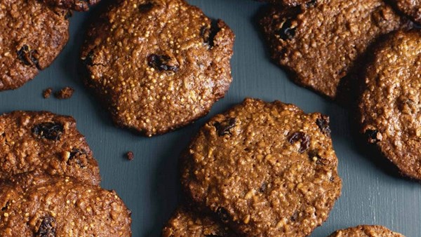 Grain and raisin cookies