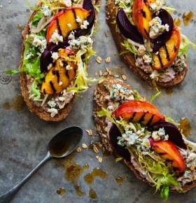 Grain bread with peaches, blue cheese and frisée salad with tarator dressing