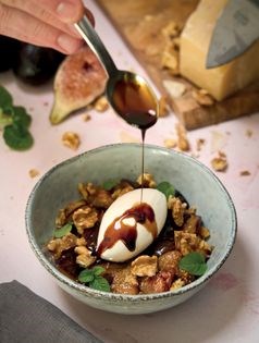 Grana Padano ice cream with caramelised figs and walnuts (Gelato al Grana Padano con fichi caramellati e noci)