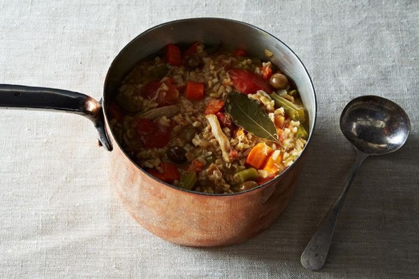 Grandma's chicken and oat soup (Abuela's sopa de avena con pollo)