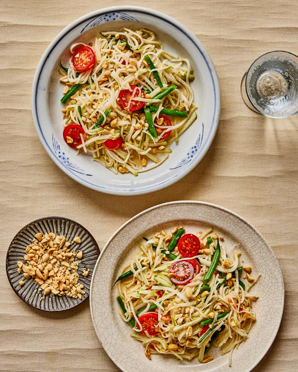 Granny Smith and kohlrabi som tam with peanuts
