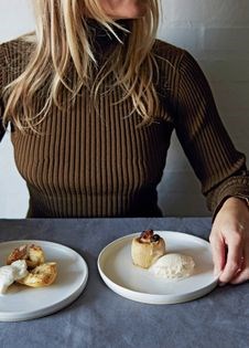 Granny's amazing baked apples with marzipan and raisins (Mormors bagte æbler med marcipan og rosiner)
