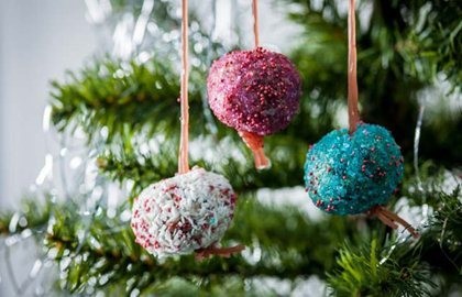 Granola and yoghurt baubles