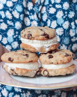 Granola chocolate chip cookies