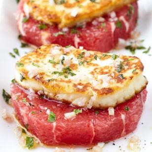 Grapefruit rounds with halloumi cheese