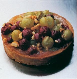 Grapes baked with hazelnuts