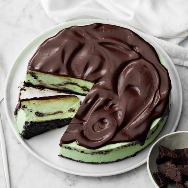 Grasshopper cookies & cream cheesecake