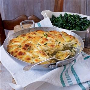 Gratin of potatoes and leeks with garlic and thyme