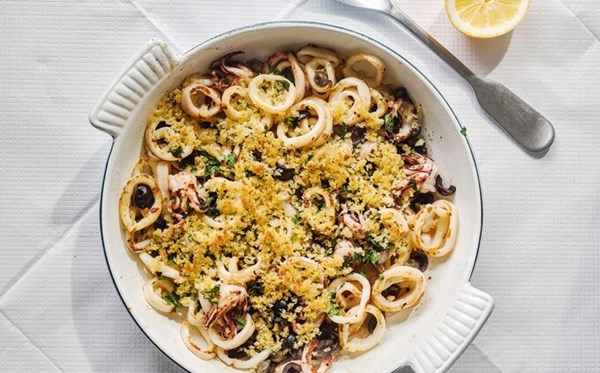 Gratin of squid with lemon crumbs