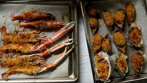 Gratinated prawns with lemon and parsley (Gamberi gratinati)