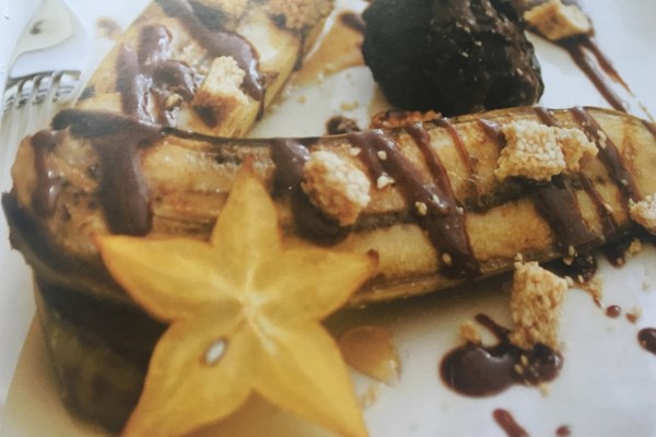 Greek banana split with chocolate-nut paste, pasteli, cinnamon, and honey (Mpananes stin schara me sokolata kai pasteli)