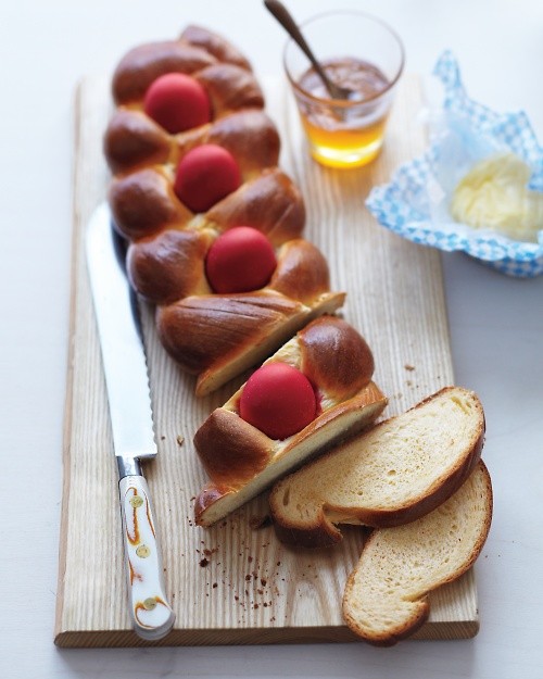 Greek Easter bread (Tsoureki)