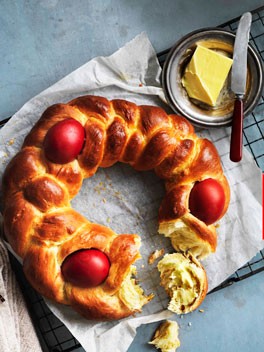 Greek Easter bread (Tsoureki)