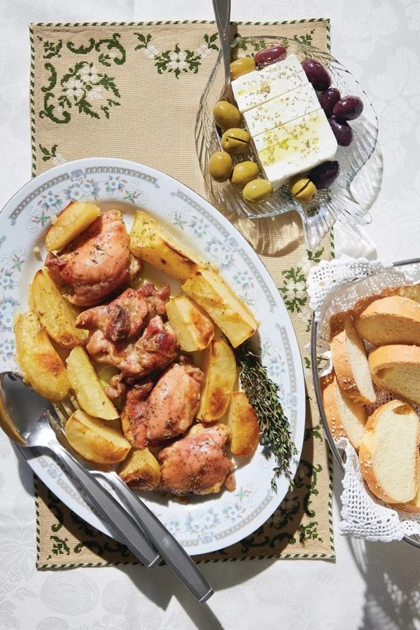 Greek roasted chicken and potatoes with lemon and oregano (Kotopoulo me patates sto fourno) 