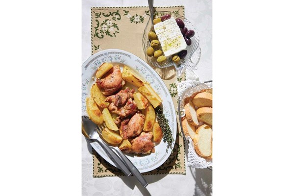 Greek roasted chicken and potatoes with lemon and oregano (Kotopoulo me patates sto fourno)