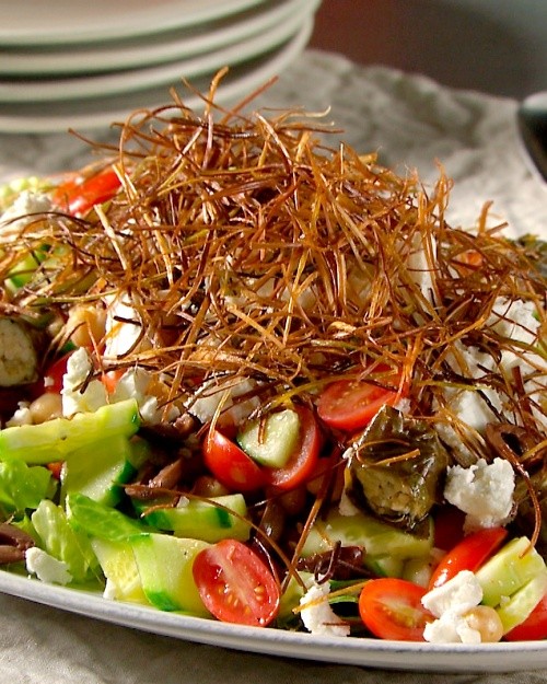 Greek salad with fried leeks