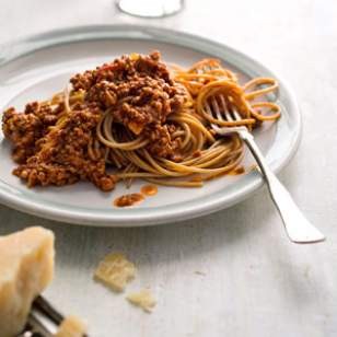Greek spaghetti (Makaronia me kima)