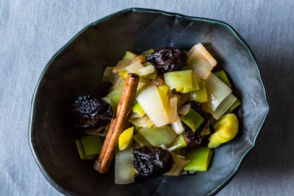 Greek-style leeks with prunes and cinnamon