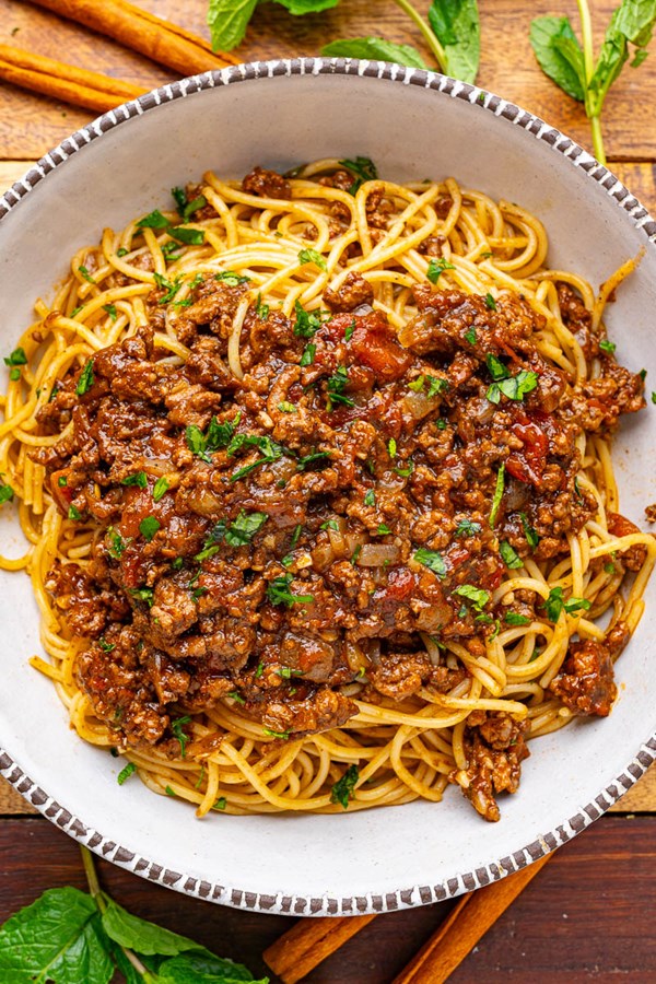 Greek style spaghetti (Makaronia me kima)