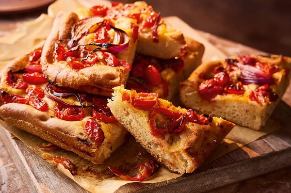 Greek tomato & onion flatbread (Ladenia)