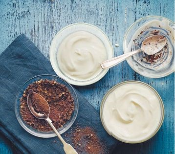 Greek yoghurt with cinnamon, coriander, brown sugar and chocolate