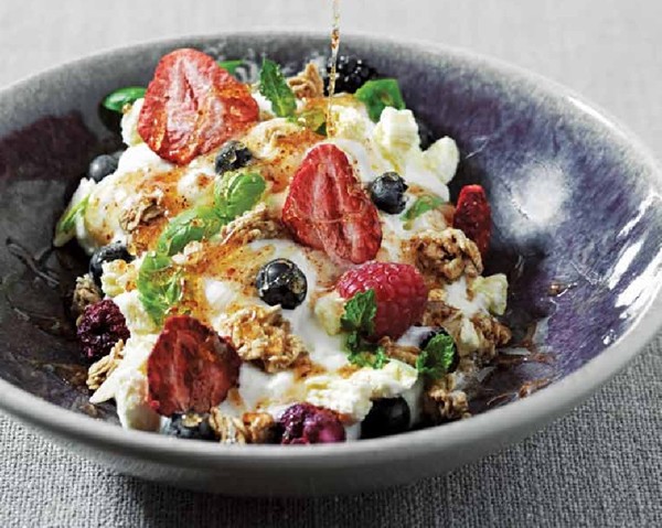 Greek yogurt with tandoori honey & freeze-dried fruit
