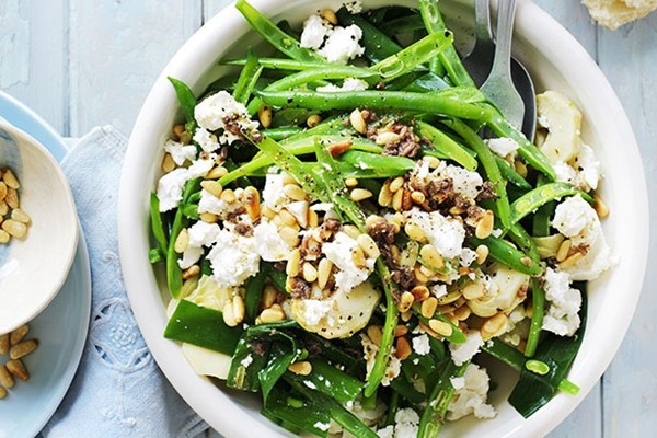 Green bean and goat's cheese salad