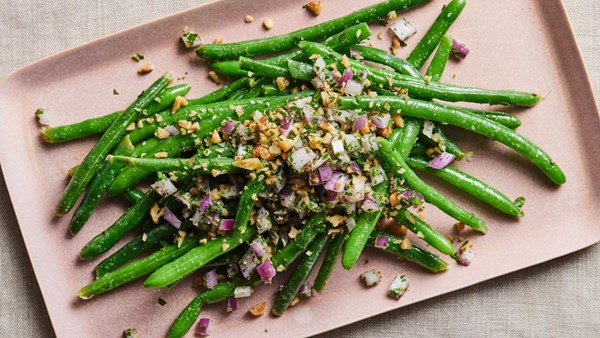 Green bean and walnut salad