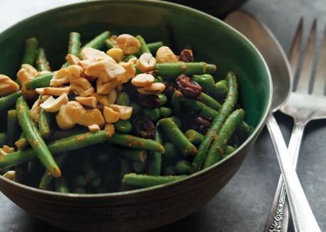 Green bean curry with peas and cashews