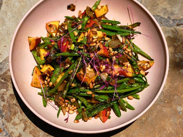 Green bean salad with peaches