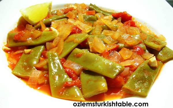 Green beans cooked in olive oil with vegetables (Zeytinyagli taze fasulye)