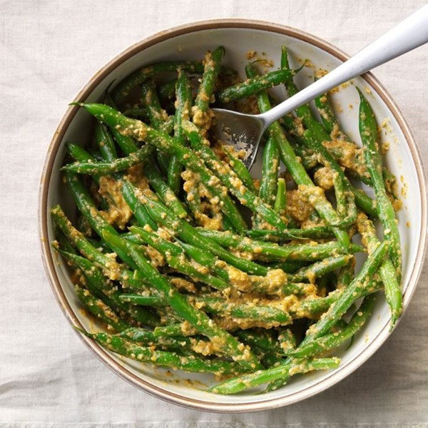 Green beans in red pepper sauce