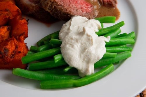 Green beans in tahini and yogurt dressing