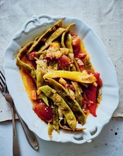 Green beans in tomato and olive oil sauce (Fasolia bi zeit)