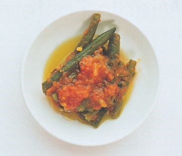 Green beans in tomato and herb sauce (Falia birzit)