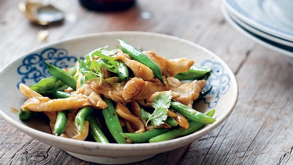 Green beans stir-fried with oyster mushrooms and garlic