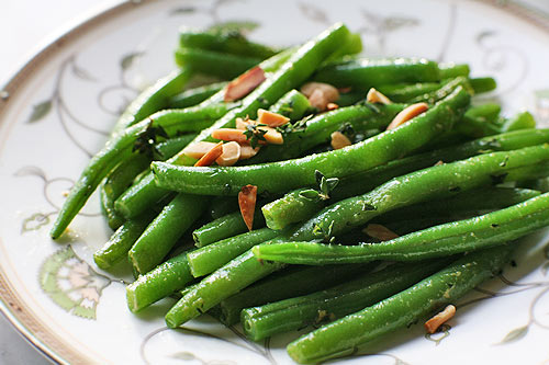 Green beans with almonds and thyme
