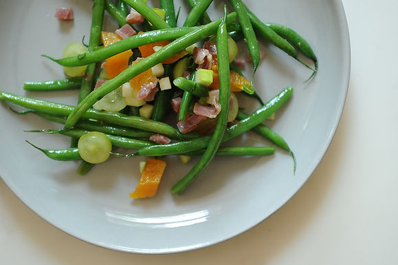 Green beans with apricots and serrano ham