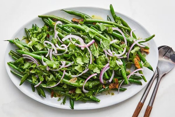 Green beans with lime and red onion