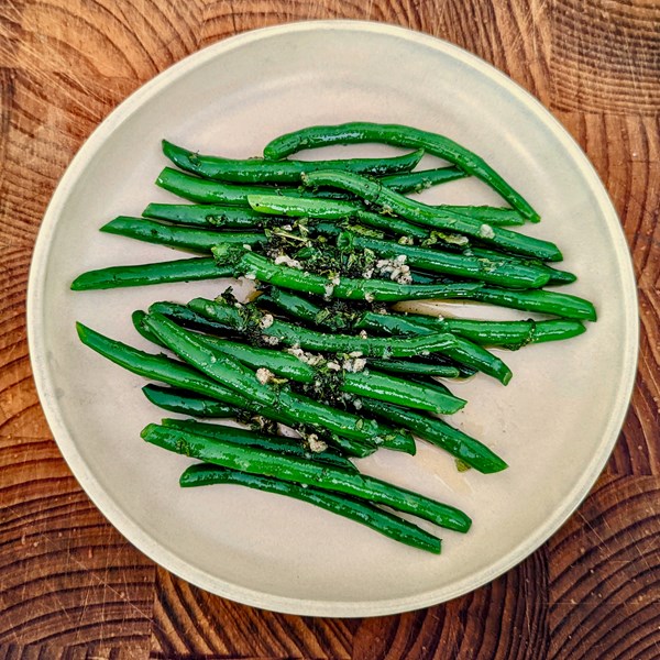 Green beans with mint & garlic dressing (Fagiolini verdi con mentuccia e aglio)