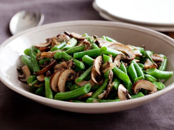 Green beans with mushrooms and shallots