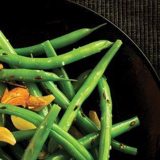 Green beans with sizzled garlic