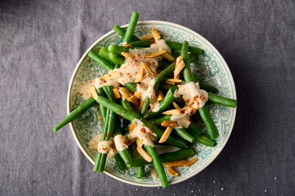 Green beans with Spanish almond sauce