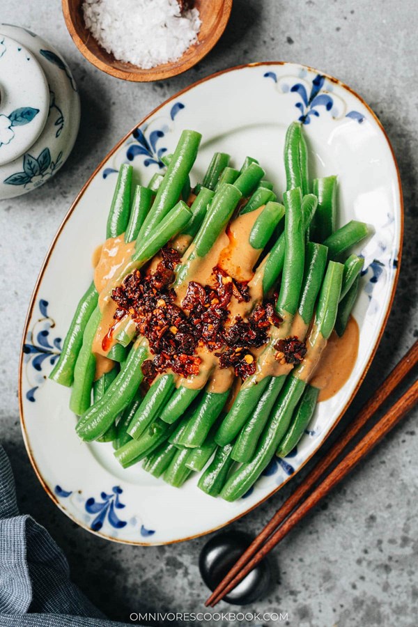 Green beans with spicy peanut sauce